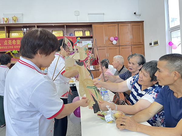 图：近距离感受皮影戏