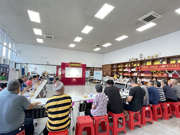 图：众人观看皮影戏表演