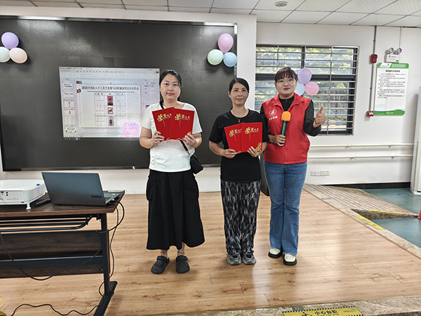 图：颁奖合影