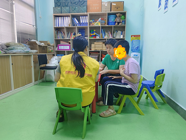 图：康复师与特殊需要儿童家长一对一沟通