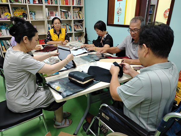 图：残疾人沉浸式参与非遗包制作学习活动