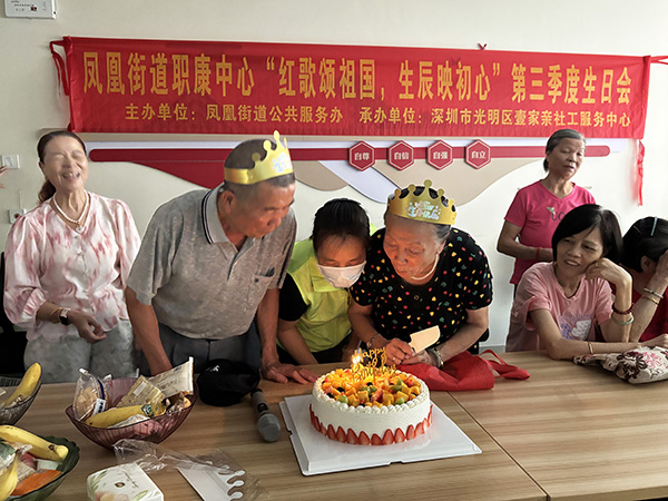 图：吹蜡烛庆贺生日