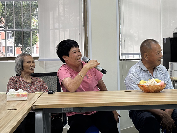 图：合唱红歌庆生辰