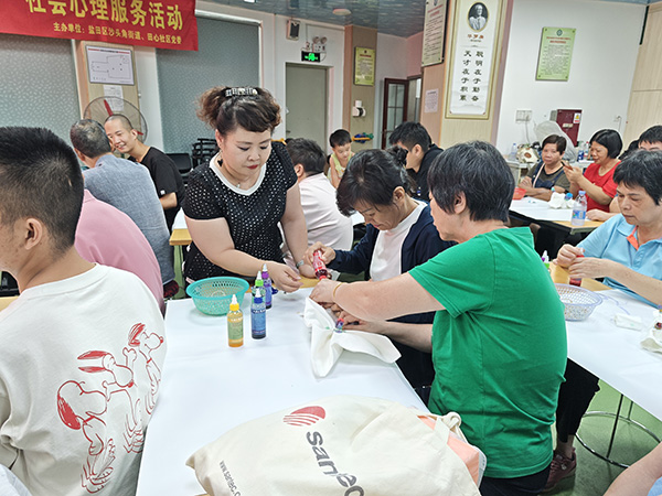 图：扎染授课现场