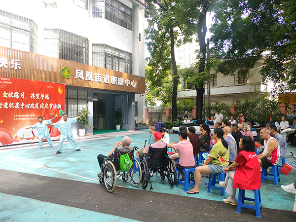 图：表演太极剑