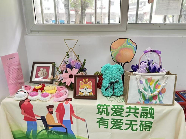 图：活动现场设置了义卖自主摊位