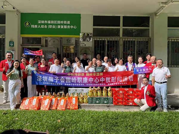 图：慰问品发放及合影