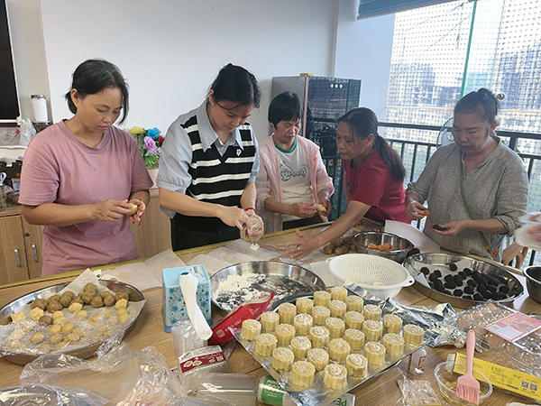 图：残疾人制作月饼