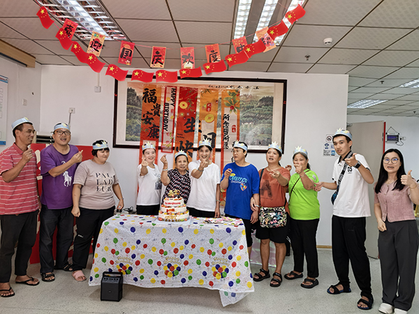 图：残疾人齐唱生日祝福歌，分享生日蛋糕