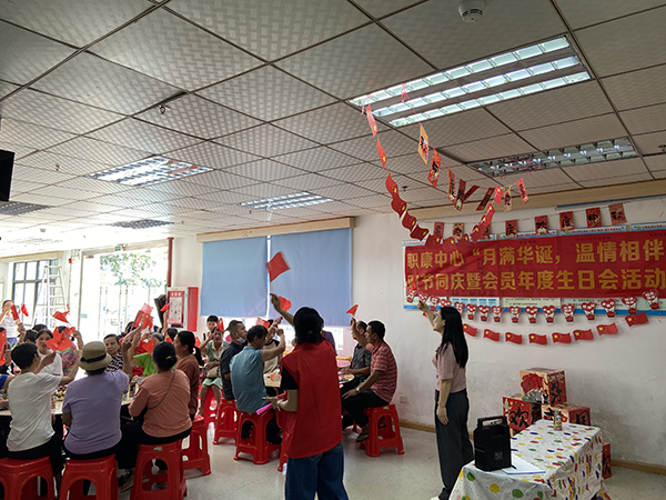 图：残疾人齐唱生日祝福歌，分享生日蛋糕