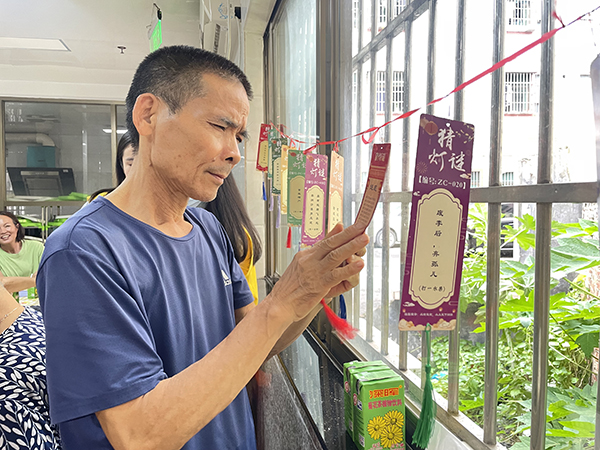 图：参与者在猜灯谜