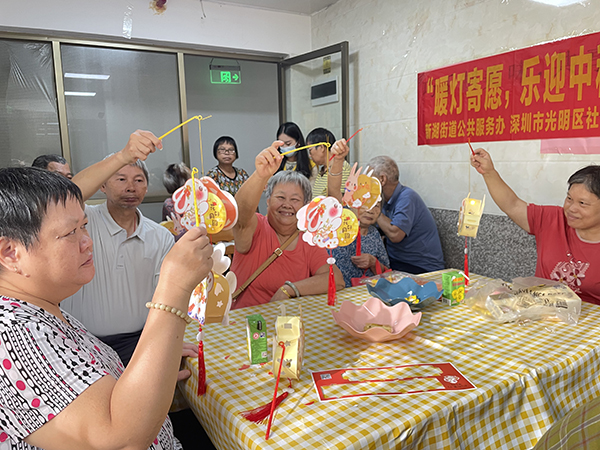 图：参与者展示花灯