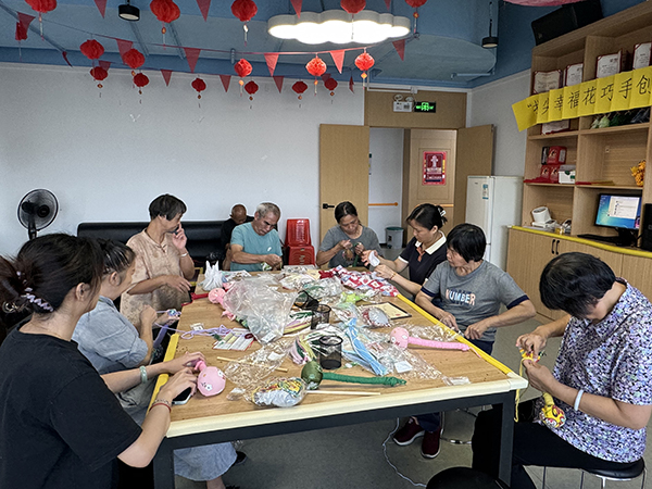 图：残疾人认真制作中