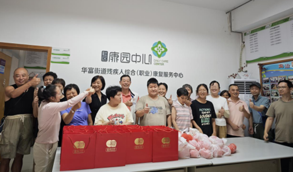 图：慰问合影留念