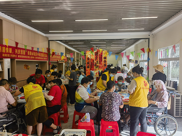 图:大家其乐融融做月饼 图:大家其乐融融做月饼