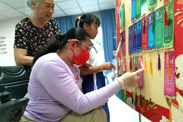 图：中秋喜乐会猜灯谜