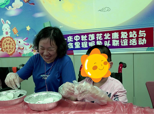 图：中秋喜乐会做月饼