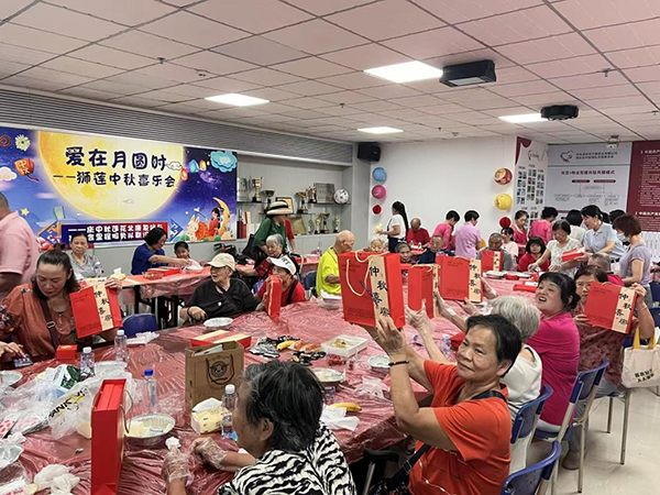 图：中秋喜乐会月饼合照