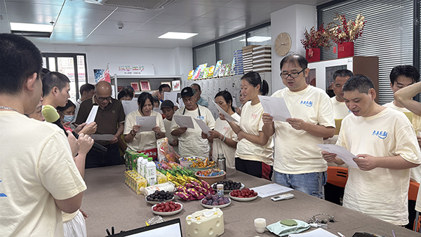 图：全体大合唱《我和我的祖国》