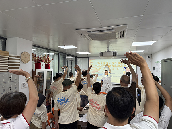 图：狮友们与残疾人八段锦表演