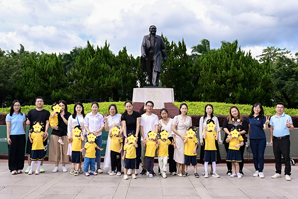 图：小朋友们在邓小平爷爷铜像面前合影