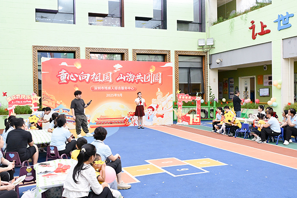 图：优秀小故事家给小朋友们讲国旗的故事