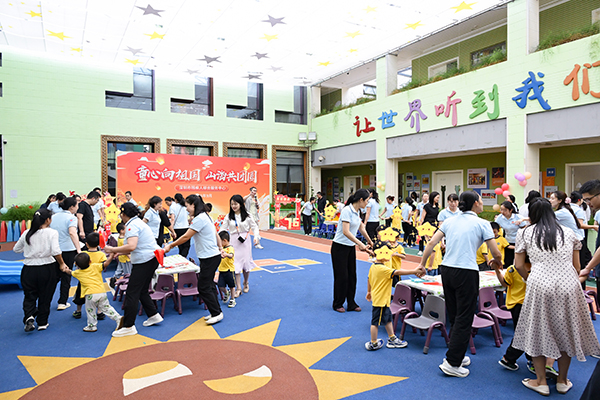 图：小朋友们进行抢椅子和运送军粮游戏互动