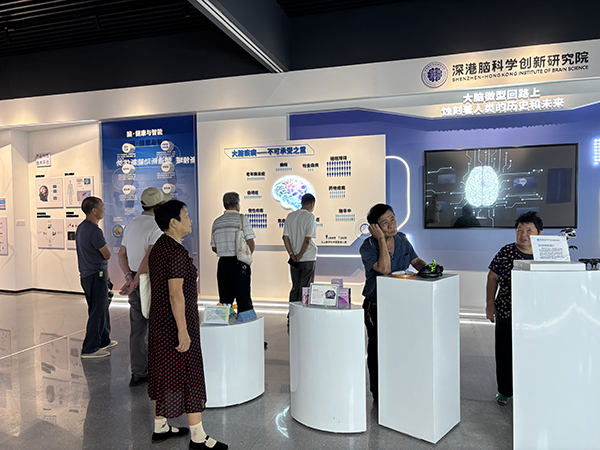 图：展厅参观