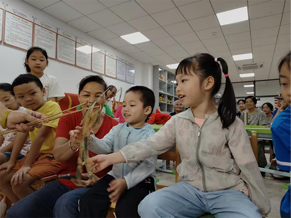 图:皮影映童趣,祖孙守艺长 图:皮影映童趣,祖孙守艺长