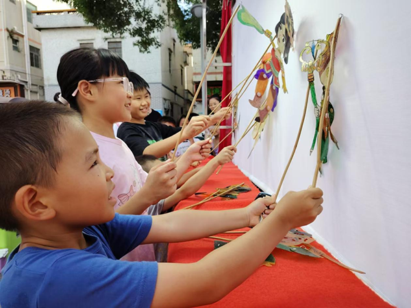 图:小手“掌”控皮影戏——非遗文化润童心 图:小手“掌”控皮影戏——非遗文化润童心