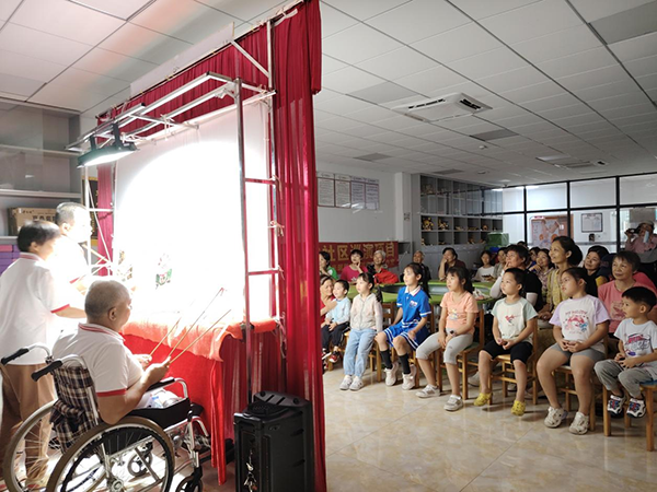 图:居民观看皮影表演 图:居民观看皮影表演