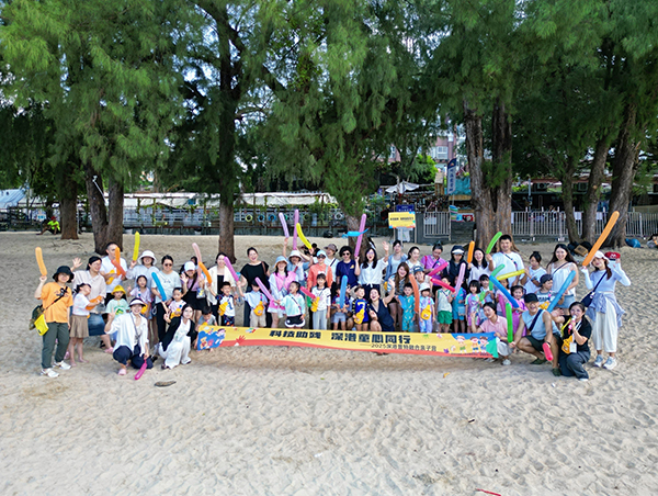 图：沙滩趣玩合影