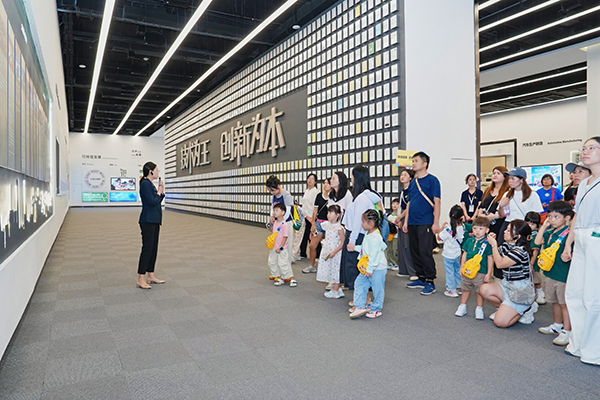 图：小朋友们认真听取讲解