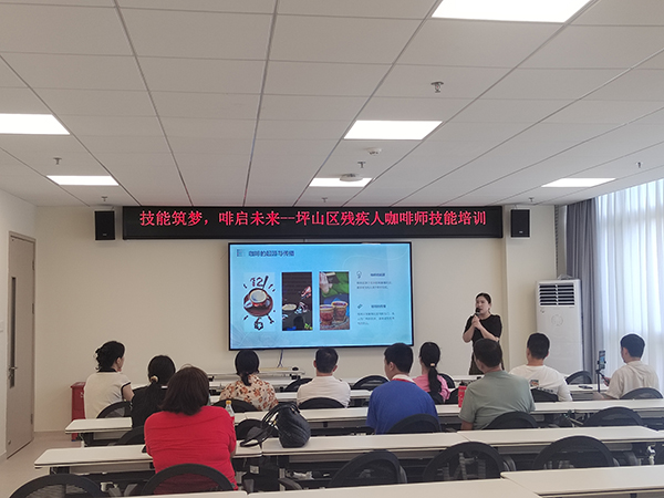 图:为学员开展理论课程,为实操训练奠定基础 图:为学员开展理论课程,为实操训练奠定基础