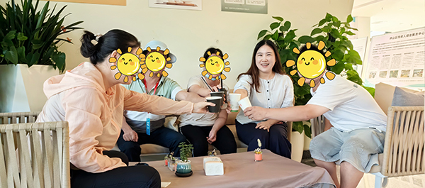 图:学员们品尝自己亲手制作的咖啡,交流制作心得 图:学员们品尝自己亲手制作的咖啡,交流制作心得