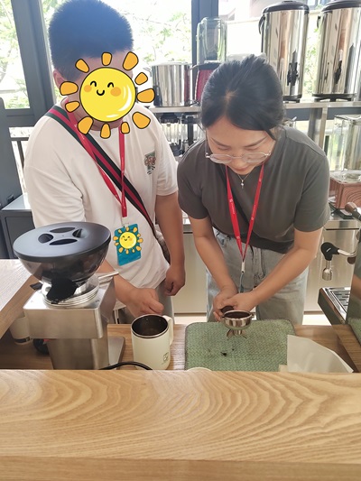 图:助残小屋之“幸福咖啡屋”主理人慧慧老师进行现场指导 图:助残小屋之“幸福咖啡屋”主理人慧慧老师进行现场指导