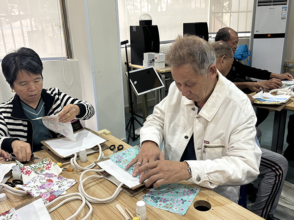 图:碟古巴特手提袋制作 图:碟古巴特手提袋制作