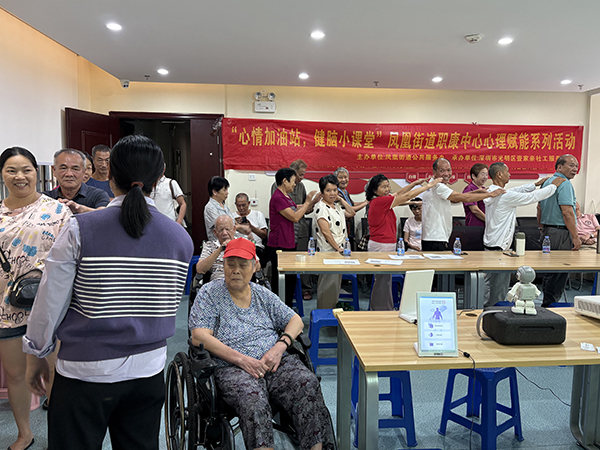 图:按摩操互动环节 图:按摩操互动环节