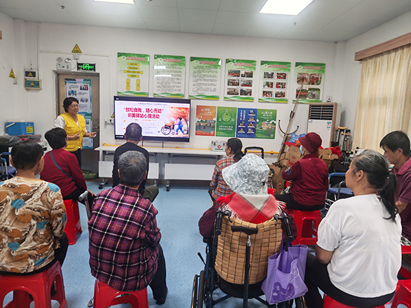 图:残疾人认真地听心理讲座 图:残疾人认真地听心理讲座