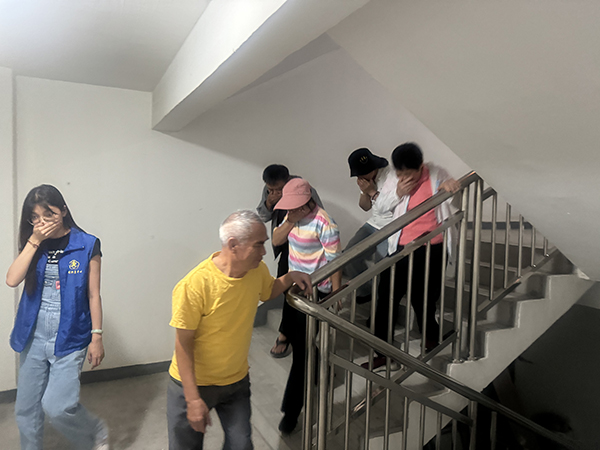 图:火灾逃生演练 图:火灾逃生演练