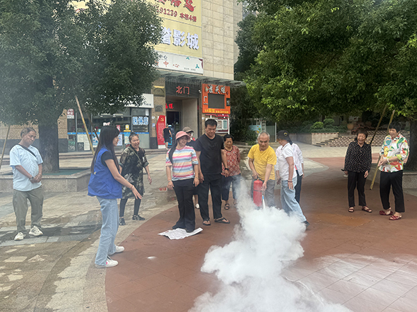 图:灭火器使用演练 图:灭火器使用演练