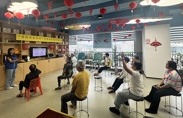 图:消防讲座中 图:消防讲座中