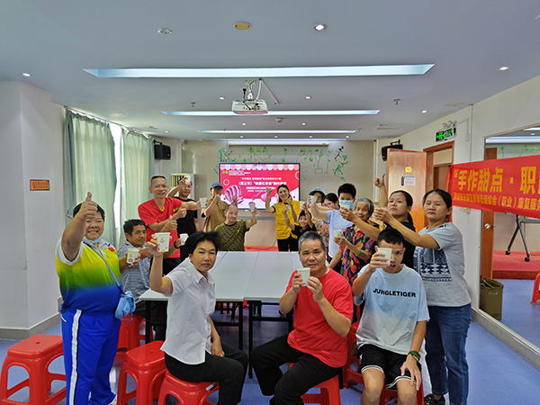 图:全员品尝合照 图:全员品尝合照