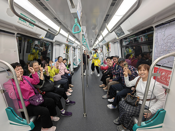 图:残疾人乘坐地铁 图:残疾人乘坐地铁