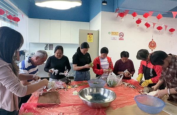 图:残疾人分工准备制作材料 图:残疾人分工准备制作材料