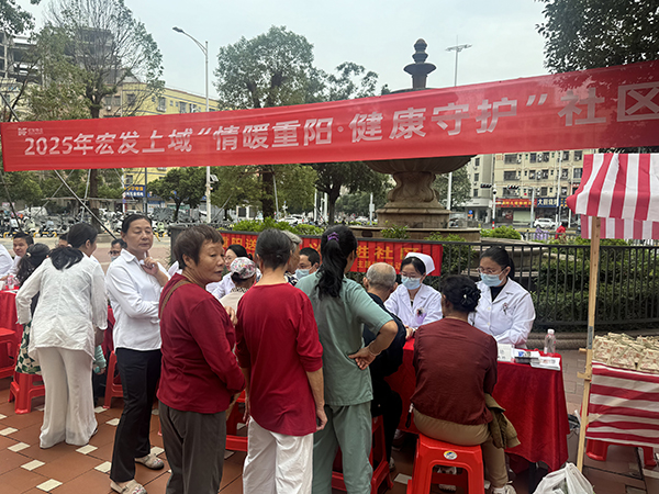 图:残疾人排队体验义诊服务 图:残疾人排队体验义诊服务