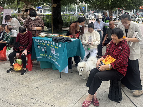图:残疾人体验义诊养生服务 图:残疾人体验义诊养生服务