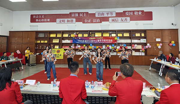 图：楼村日照中心工作人员与残疾人携手共舞《爱》