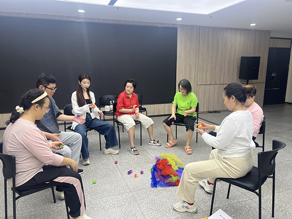 图:弹力球热身活动 图:弹力球热身活动