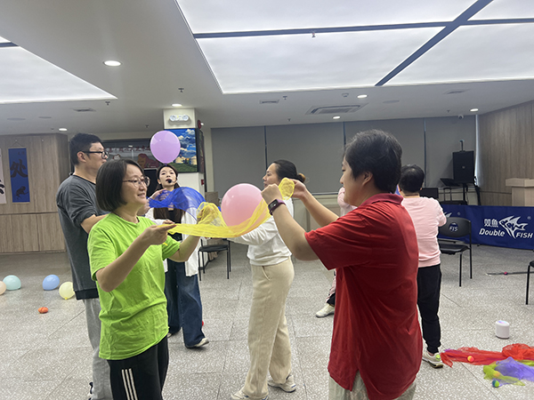 图:纱巾、气球抛与接环节照片 图:纱巾、气球抛与接环节照片